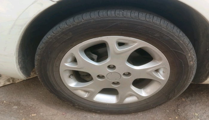 2013 Renault Scala RXL DIESEL, Diesel, Manual, 1,22,696 km, tyre