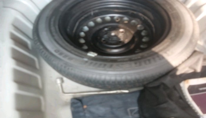 2013 Renault Scala RXL DIESEL, Diesel, Manual, 1,22,696 km, tyre