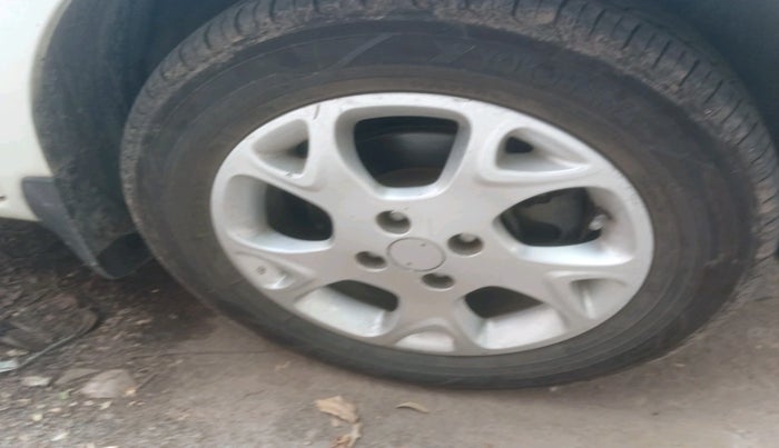 2013 Renault Scala RXL DIESEL, Diesel, Manual, 1,22,696 km, tyre