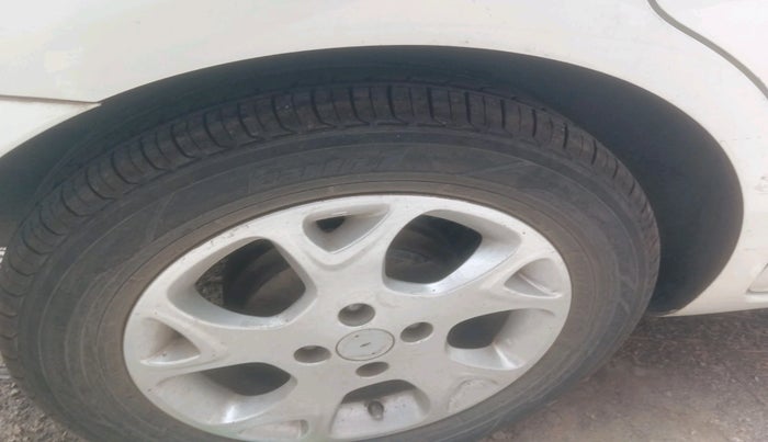 2013 Renault Scala RXL DIESEL, Diesel, Manual, 1,22,696 km, tyre