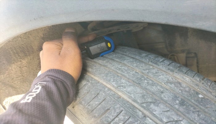 2022 Mahindra XUV700 MX P MT 5 STR, Petrol, Manual, 35,827 km, tyre