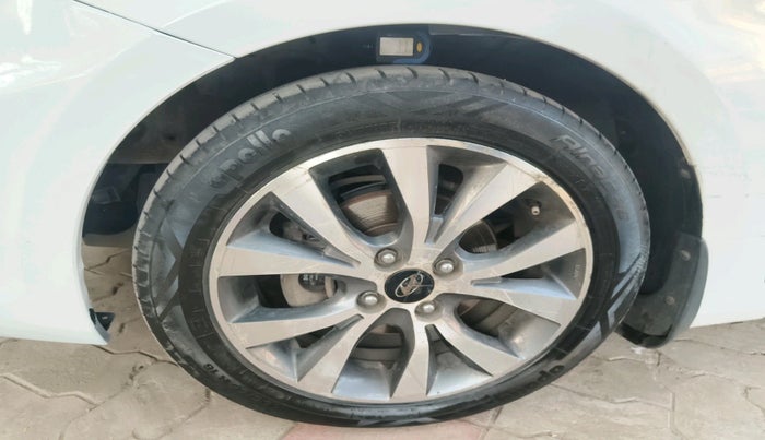 2014 Hyundai Verna FLUIDIC 1.6 CRDI SX, Diesel, Manual, 66,827 km, tyre