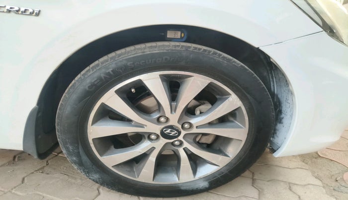 2014 Hyundai Verna FLUIDIC 1.6 CRDI SX, Diesel, Manual, 66,827 km, tyre