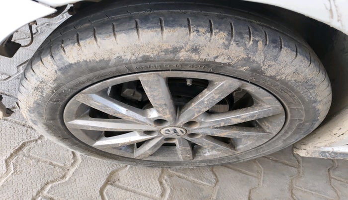 2022 Volkswagen Polo HIGHLINE PLUS 1.0, Petrol, Manual, 50,496 km, tyre