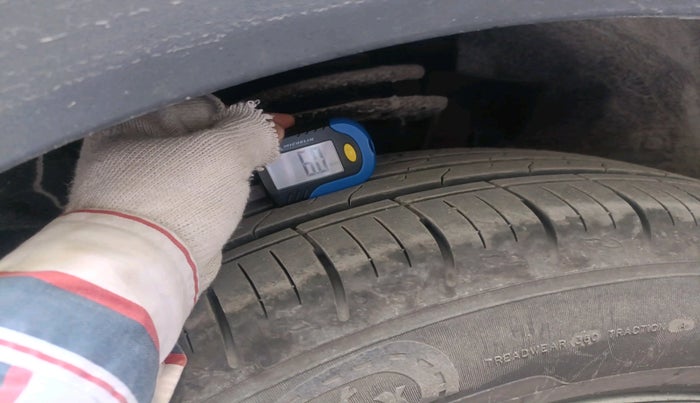 2024 Mahindra XUV700 MX P MT 5 STR, Petrol, Manual, 17,514 km, tyre