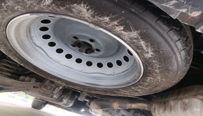 2024 Mahindra XUV700 MX P MT 5 STR, Petrol, Manual, 17,514 km, tyre