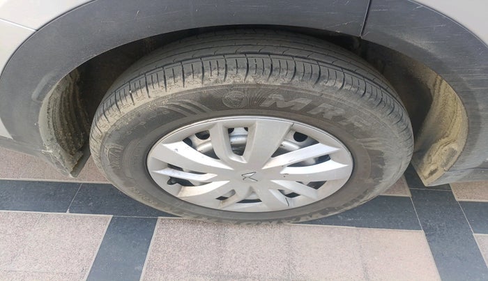 2024 Mahindra XUV700 MX P MT 5 STR, Petrol, Manual, 17,514 km, tyre