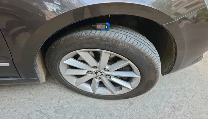 2015 Skoda Superb ELEGANCE 2.0 TDI CR AT, Diesel, Automatic, 1,38,948 km, tyre