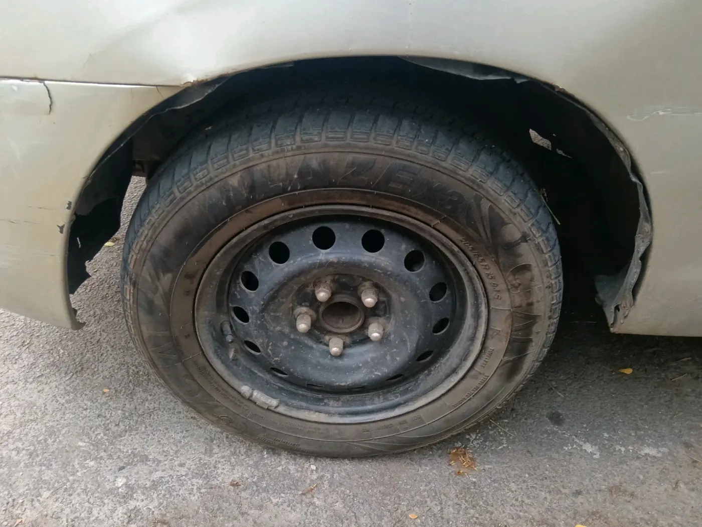 2007 Toyota Innova G4 2.5 8 STR, Diesel, Manual, 1,84,874 km, tyre