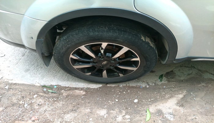 2018 Mahindra XUV500 W11 AT, Diesel, Automatic, 1,78,753 km, tyre