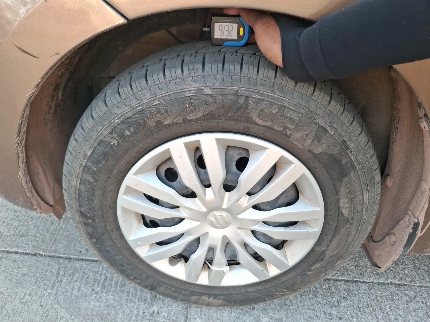 2017 Maruti Dzire VXI AMT, Petrol, Automatic, 65,096 km, tyre