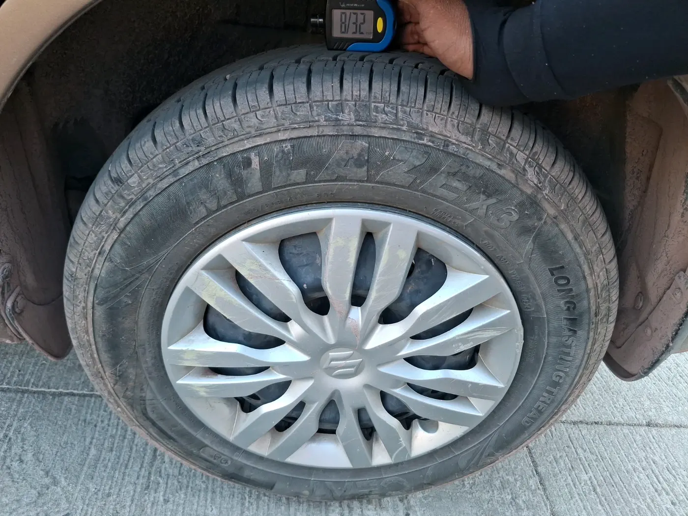 2017 Maruti Dzire VXI AMT, Petrol, Automatic, 65,096 km, tyre