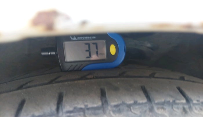 2011 Hyundai i10 SPORTZ 1.2, CNG, Manual, 1,24,858 km, tyre