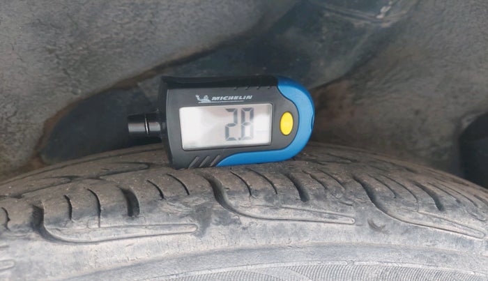 2011 Hyundai i10 SPORTZ 1.2, CNG, Manual, 1,24,858 km, tyre