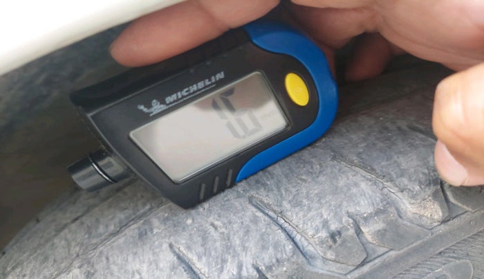 2011 Hyundai i10 SPORTZ 1.2, CNG, Manual, 1,24,858 km, tyre