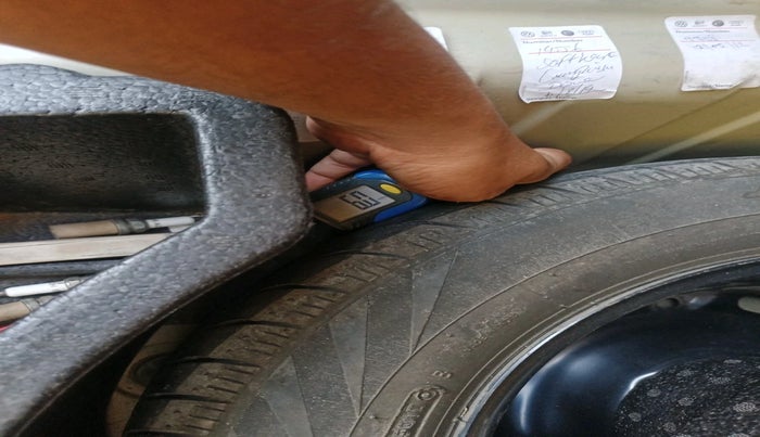 2011 Volkswagen Vento TRENDLINE 1.6, Petrol, Manual, 1,00,890 km, tyre