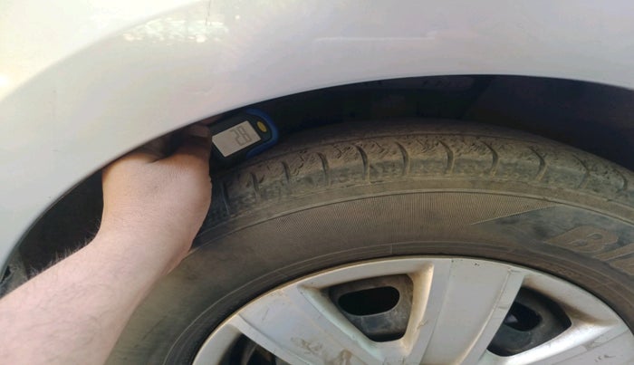 2011 Volkswagen Vento TRENDLINE 1.6, Petrol, Manual, 1,00,890 km, tyre