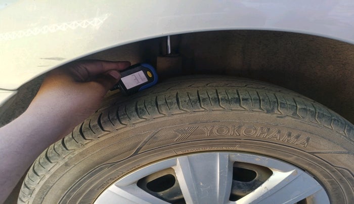 2011 Volkswagen Vento TRENDLINE 1.6, Petrol, Manual, 1,00,890 km, tyre