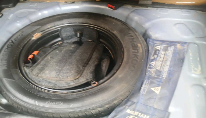 2020 Hyundai VENUE S 1.2, Petrol, Manual, 33,119 km, tyre