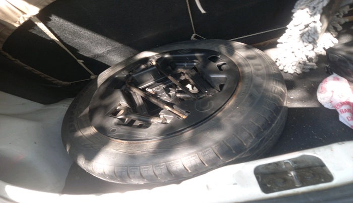 2012 Hyundai Eon MAGNA + LPG, Petrol, Manual, 60,717 km, tyre