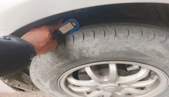 2013 Maruti Swift VXI, CNG, Manual, 1,24,416 km, tyre