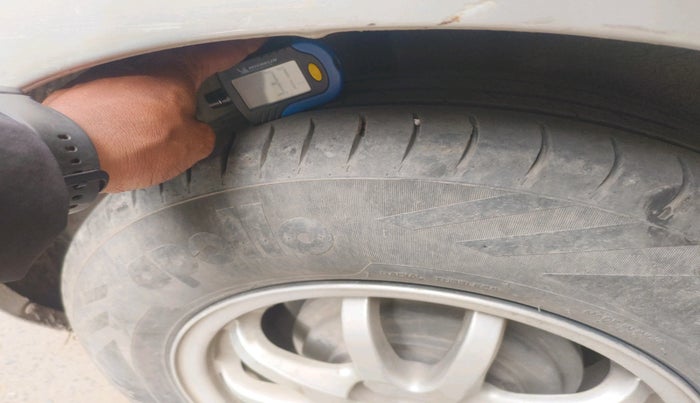 2013 Maruti Swift VXI, CNG, Manual, 1,24,416 km, tyre