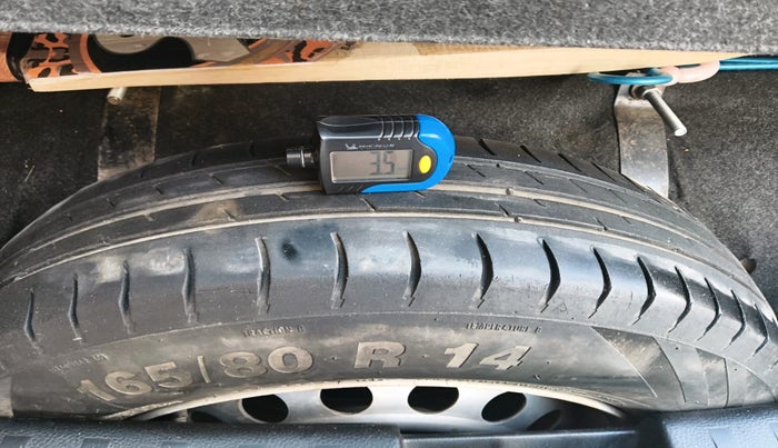 2016 Maruti Swift LXI (O), CNG, Manual, 1,72,953 km, tyre