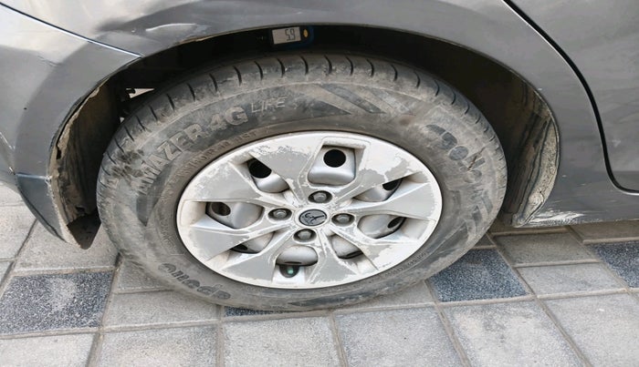 2016 Maruti Swift LXI (O), CNG, Manual, 1,72,953 km, tyre