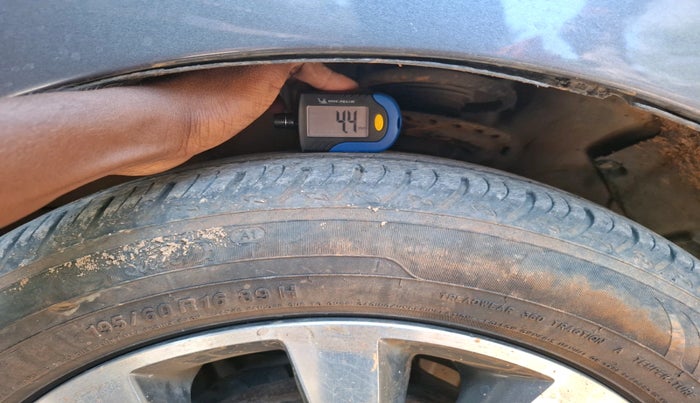 2015 Hyundai Verna FLUIDIC 4S1.6 VTVT S O AT, Petrol, Automatic, 1,14,081 km, tyre