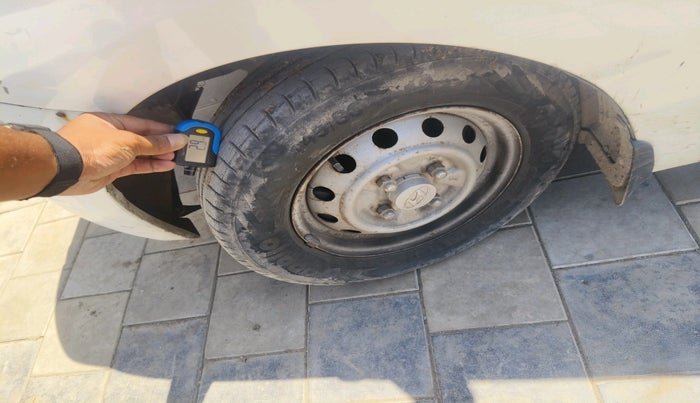 2012 Hyundai Eon ERA, Petrol, Manual, 1,24,489 km, tyre