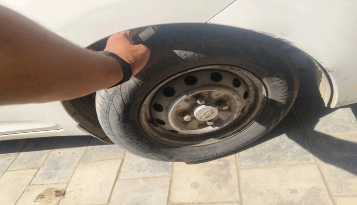 2012 Hyundai Eon ERA, Petrol, Manual, 1,24,489 km, tyre