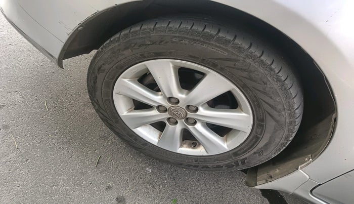 2010 Toyota Corolla Altis GL PETROL, Petrol, Manual, 1,02,306 km, tyre