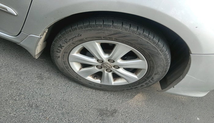 2010 Toyota Corolla Altis GL PETROL, Petrol, Manual, 1,02,306 km, tyre