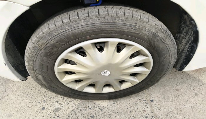 2011 Maruti Swift Dzire LXI, CNG, Manual, 71,570 km, tyre