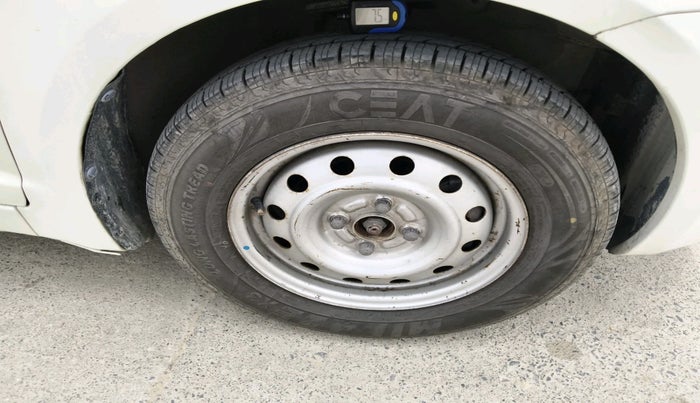 2011 Maruti Swift Dzire LXI, CNG, Manual, 71,570 km, tyre