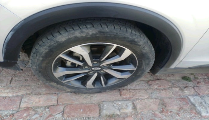 2020 Mahindra XUV300 W8 (O) 1.5 DIESEL, Diesel, Manual, 1,75,019 km, tyre