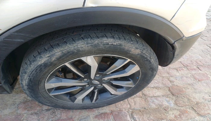 2020 Mahindra XUV300 W8 (O) 1.5 DIESEL, Diesel, Manual, 1,75,019 km, tyre