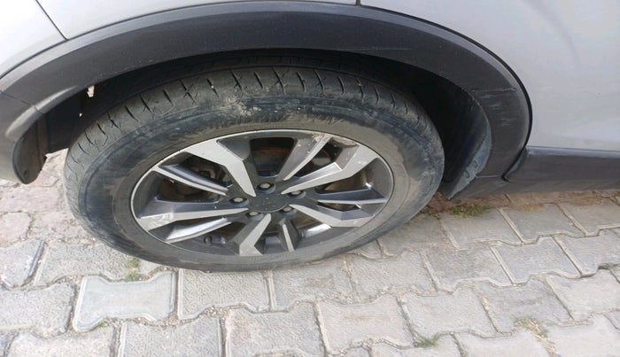 2020 Mahindra XUV300 W8 (O) 1.5 DIESEL, Diesel, Manual, 1,75,019 km, tyre