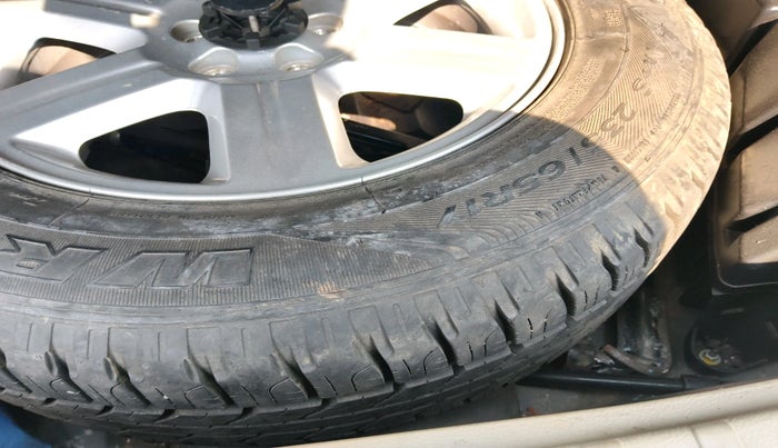 2014 Landrover Freelander 2 TD4 SE, Diesel, Automatic, 1,51,176 km, tyre