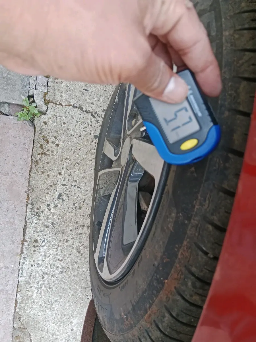 2023 Tata ALTROZ XZA, Petrol, Automatic, 28,975 km, tyre