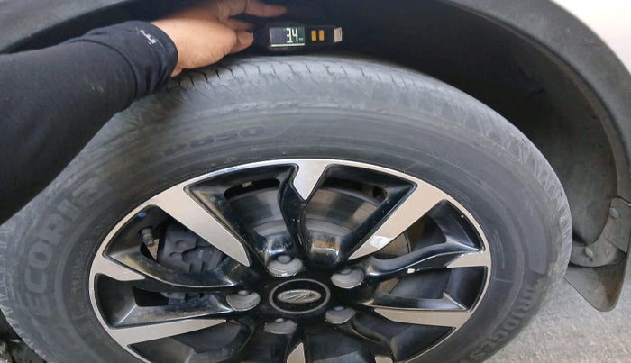 2018 Mahindra XUV500 W11 AT, Diesel, Automatic, 1,34,428 km, tyre