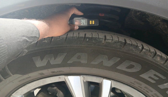 2022 Mahindra XUV700 AX 5 P MT 7 STR, Petrol, Manual, 28,499 km, tyre