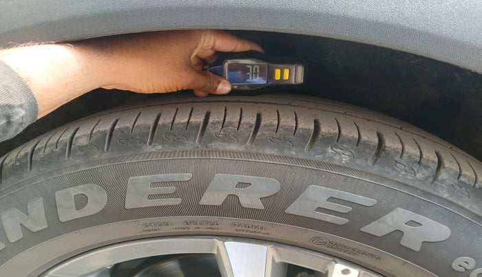 2022 Mahindra XUV700 AX 5 P MT 7 STR, Petrol, Manual, 28,499 km, tyre