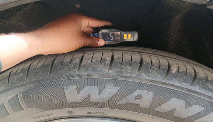 2022 Mahindra XUV700 AX 5 P MT 7 STR, Petrol, Manual, 28,499 km, tyre