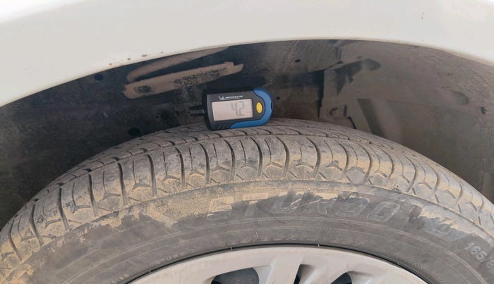 2016 Maruti Swift VXI, Petrol, Manual, 1,35,724 km, tyre