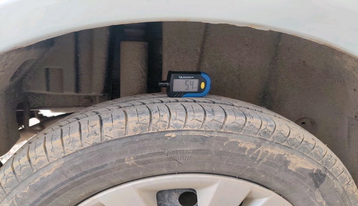 2016 Maruti Swift VXI, Petrol, Manual, 1,35,724 km, tyre