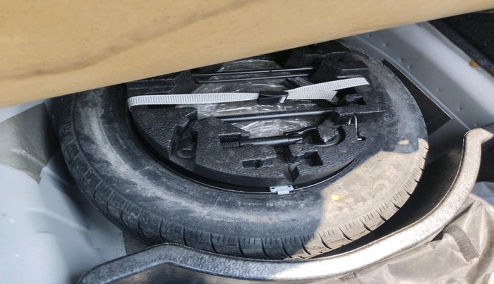 2017 Volkswagen Vento HIGHLINE PLUS 1.6 16 ALLOY, Petrol, Manual, 37,236 km, tyre