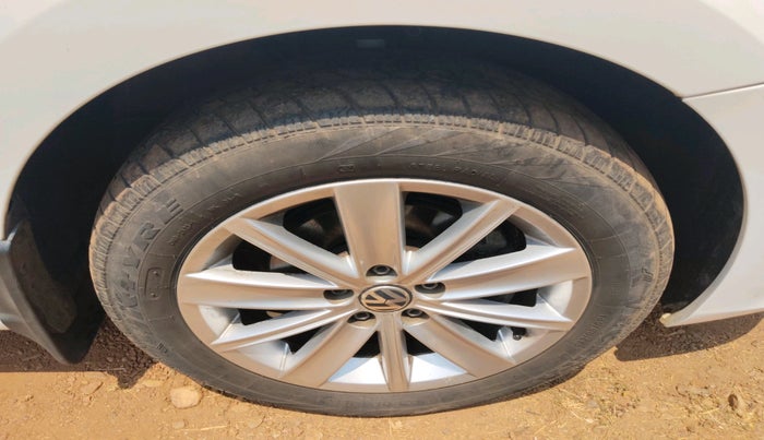 2017 Volkswagen Vento HIGHLINE PLUS 1.6 16 ALLOY, Petrol, Manual, 37,236 km, tyre