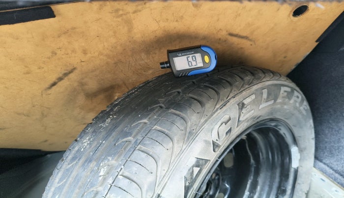 2013 Volkswagen Polo COMFORTLINE 1.2L PETROL, Petrol, Manual, 1,29,078 km, tyre