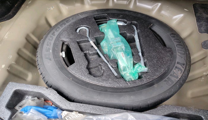 2015 Maruti Ciaz ZXI+, Petrol, Manual, 1,24,407 km, tyre